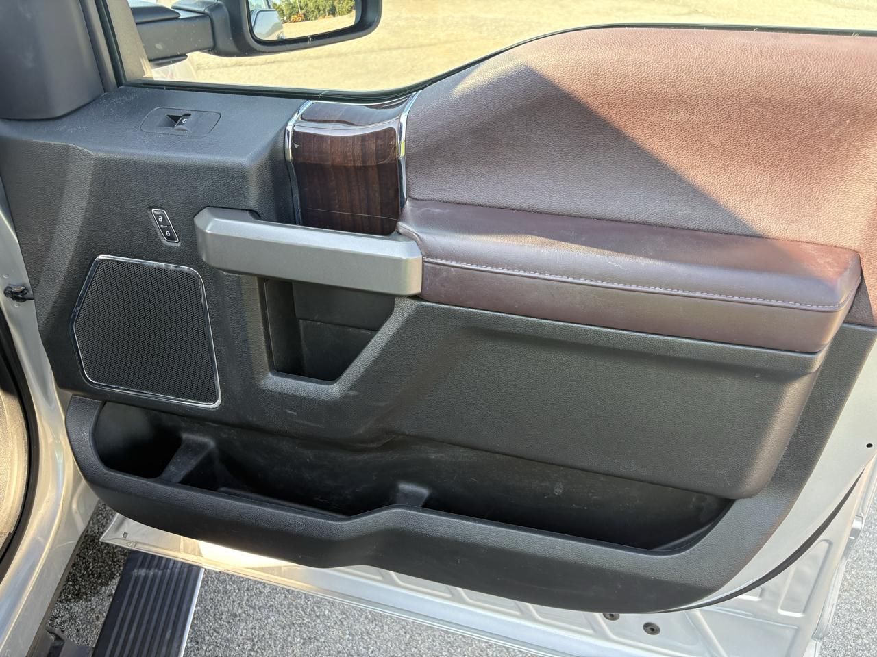 Ford F-150 4WD SuperCrew 157" Lariat w/HD Payload Pkg 2015