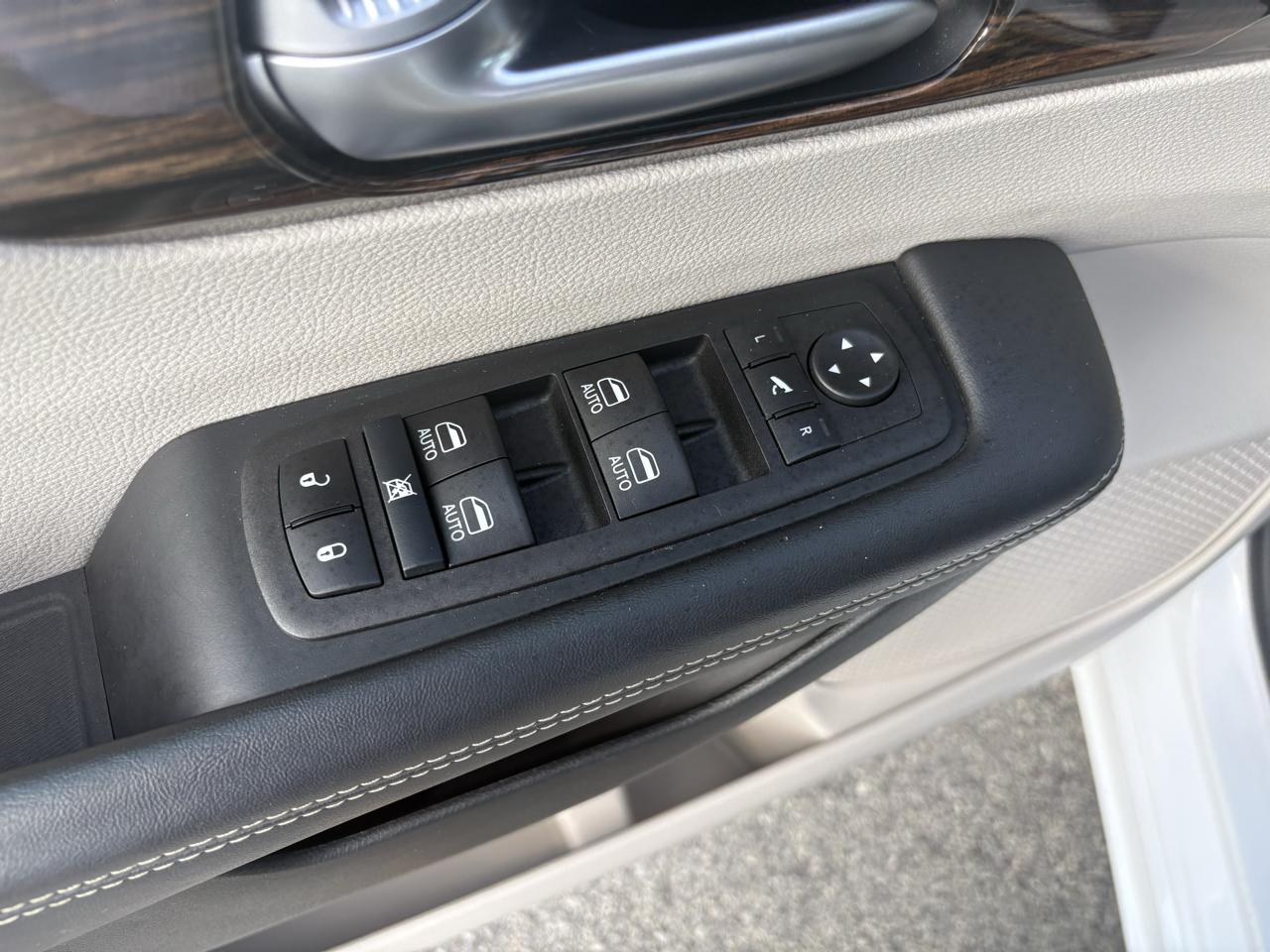 Chrysler Pacifica Limited FWD 2024