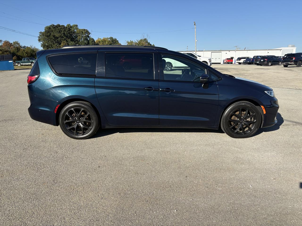 Chrysler Pacifica Touring L FWD 2023