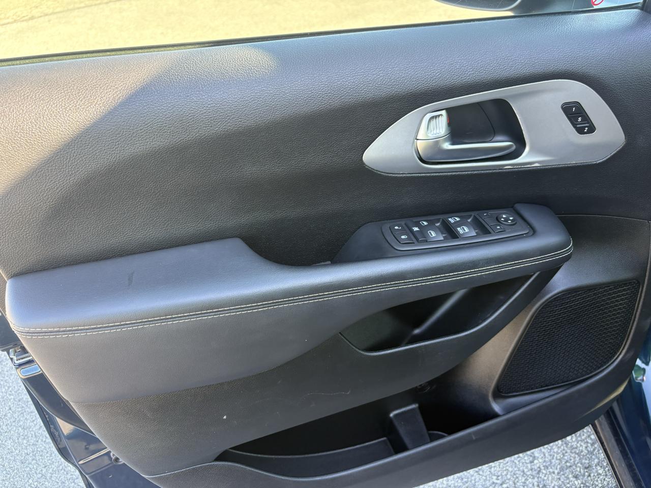 Chrysler Pacifica Touring L FWD 2023