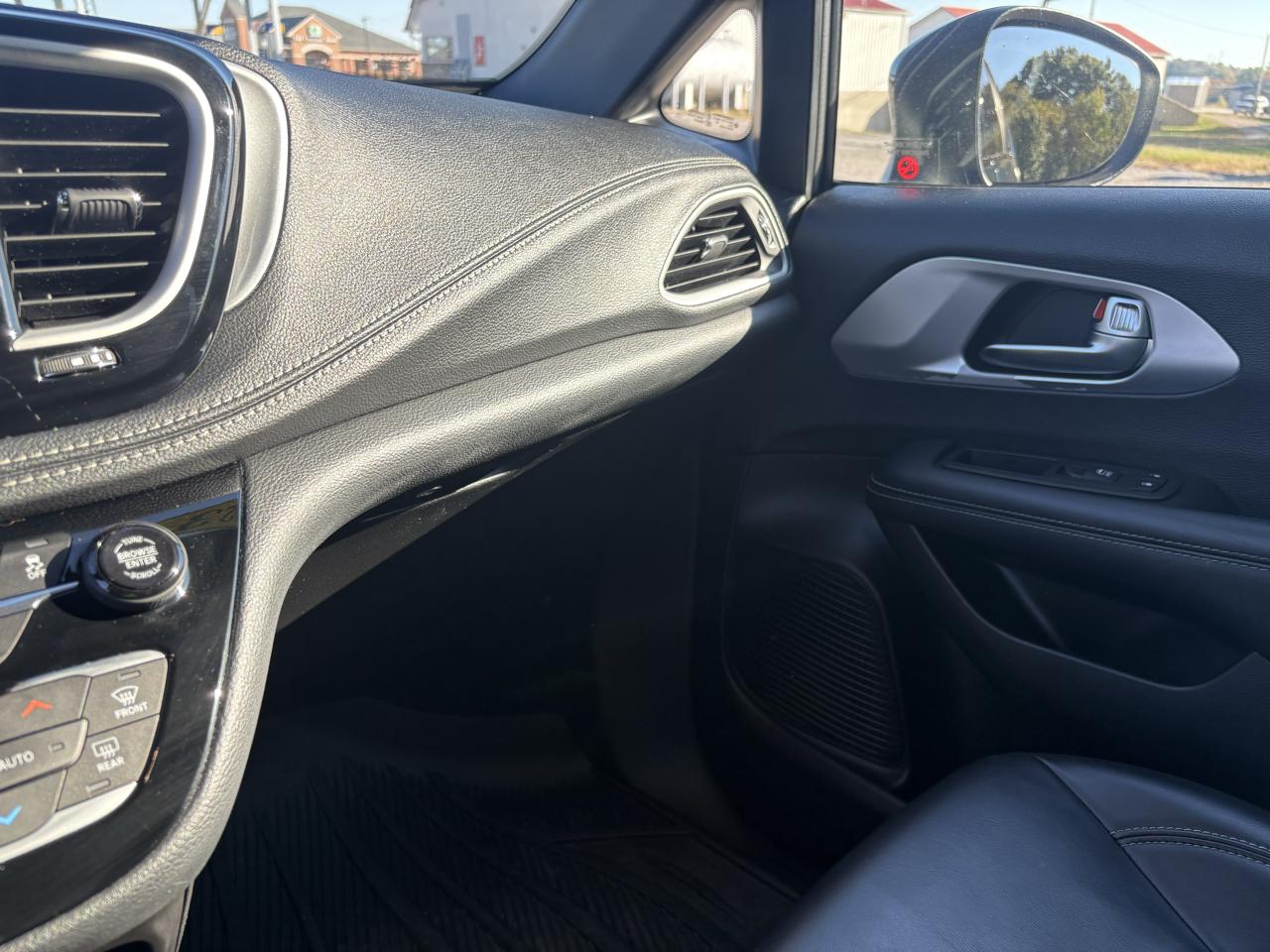 Chrysler Pacifica Touring L FWD 2023