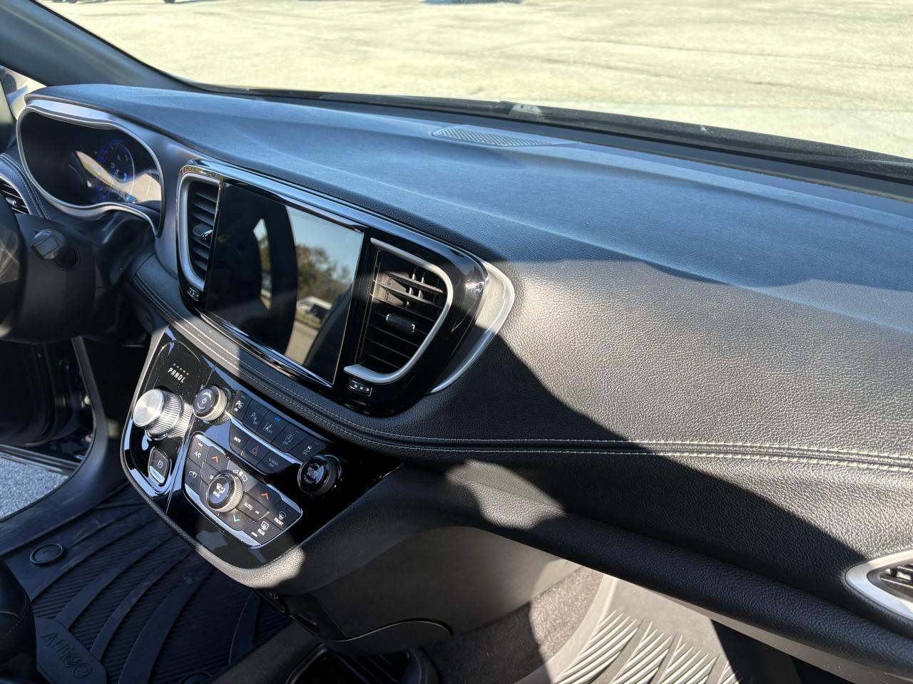 Chrysler Pacifica Touring L FWD 2023