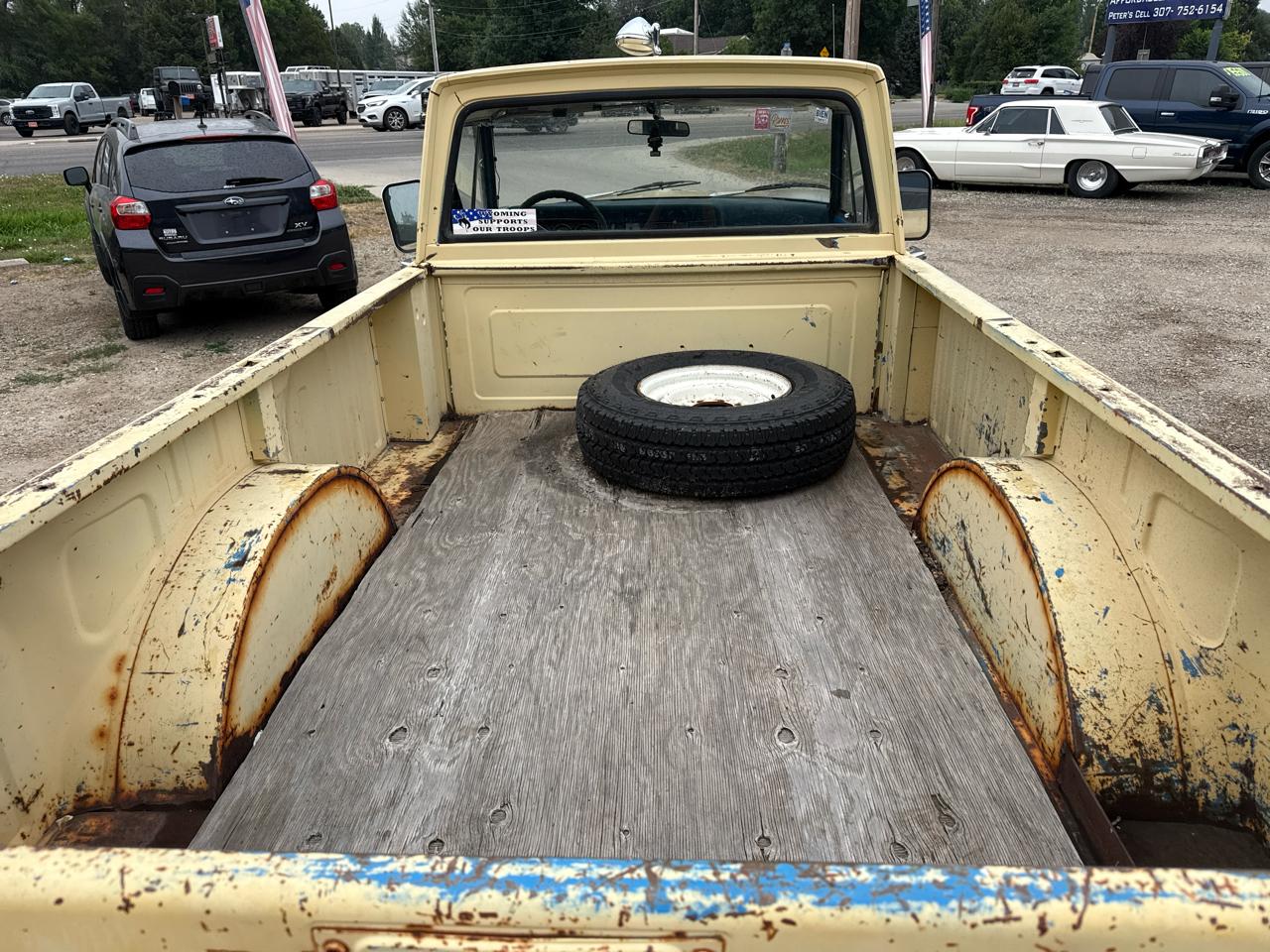 Jeep J-20 Pickup Base 1976