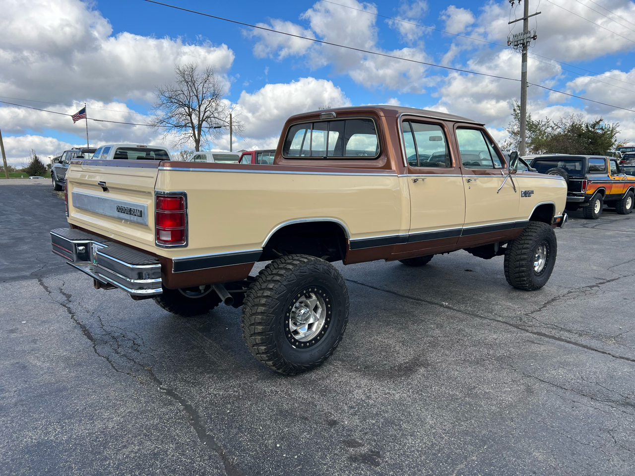 Dodge Pickup W-350 Sweptline Crew Cab 149 1985