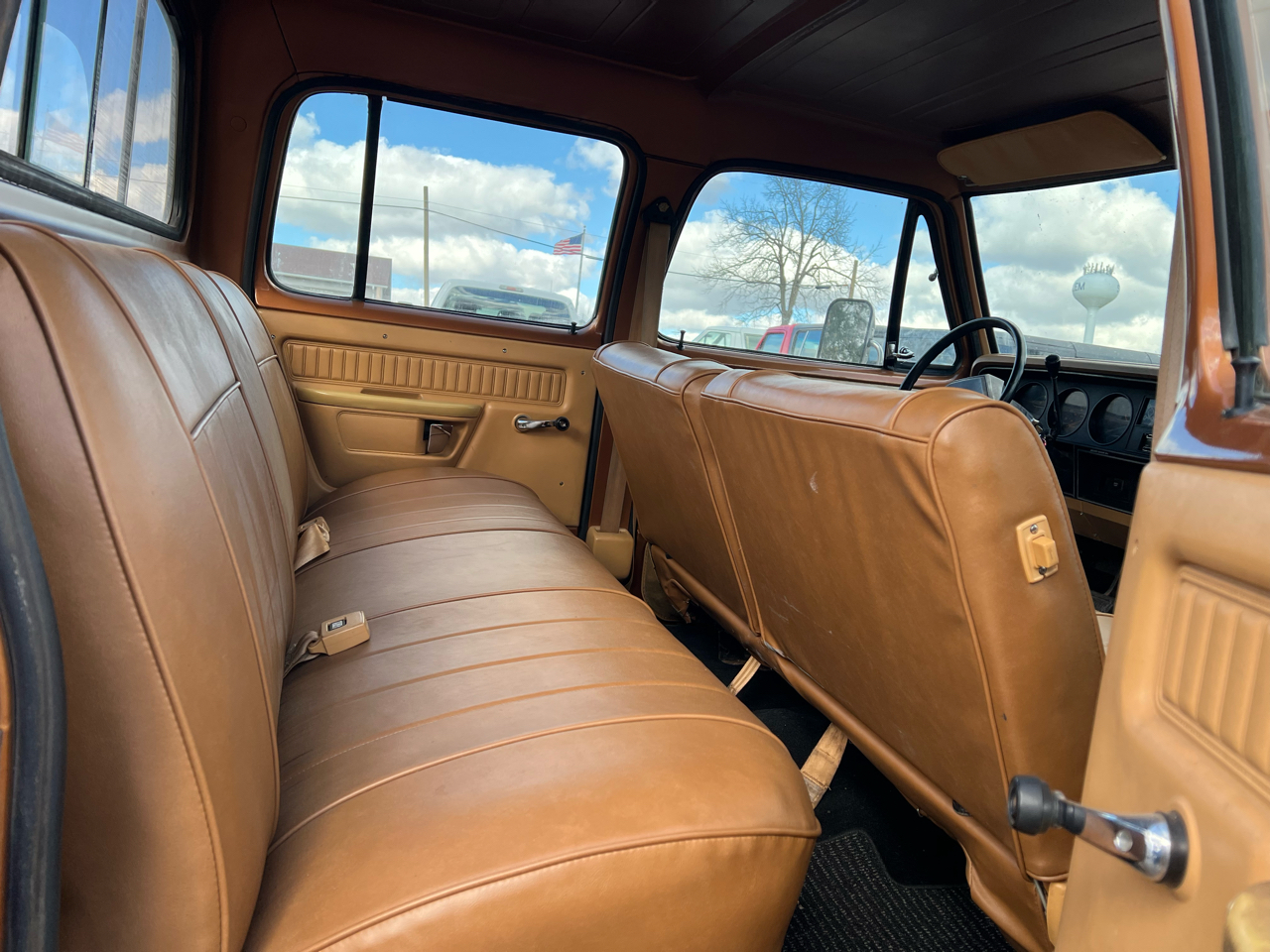 Dodge Pickup W-350 Sweptline Crew Cab 149 1985