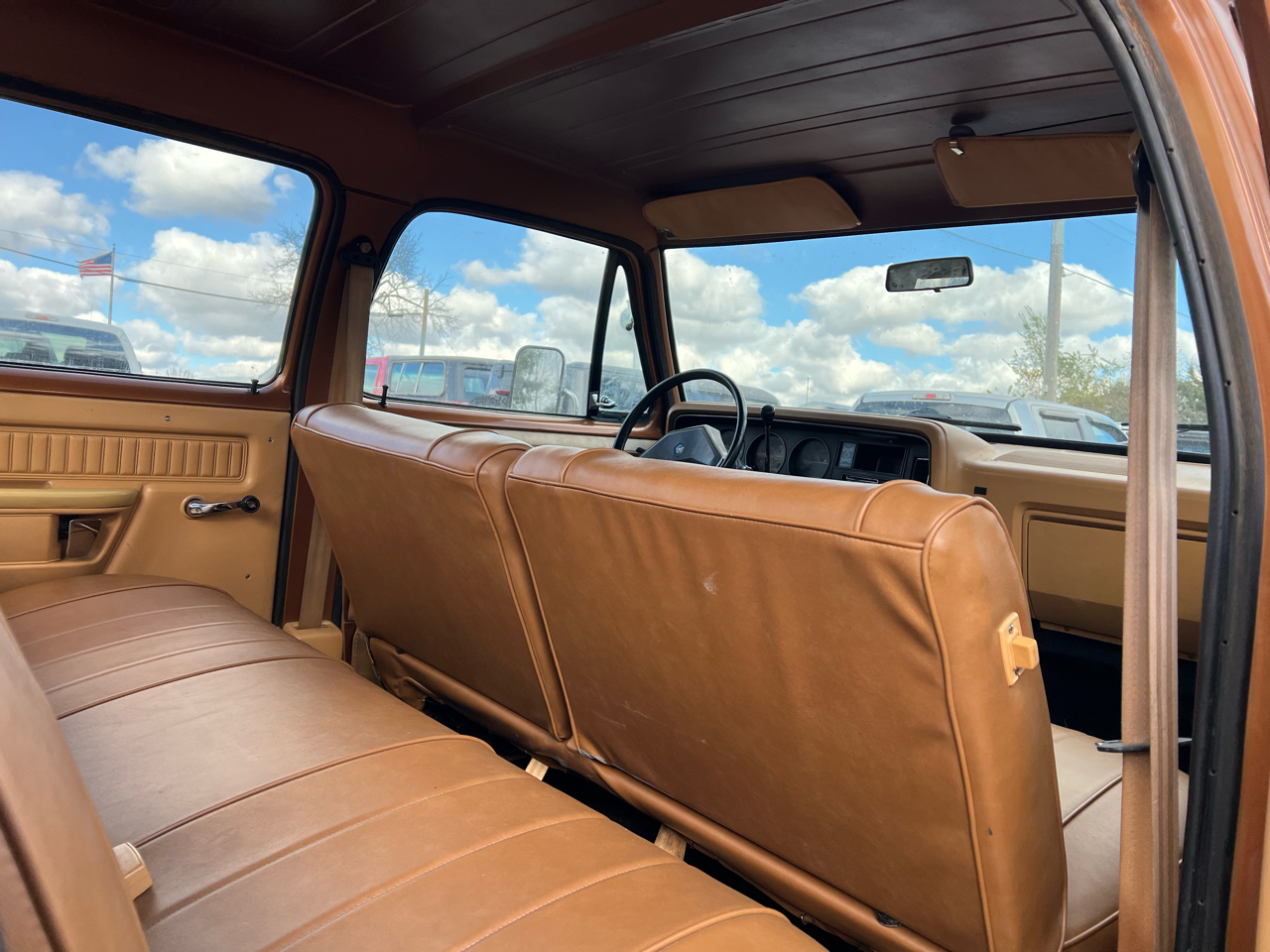 Dodge Pickup W-350 Sweptline Crew Cab 149 1985