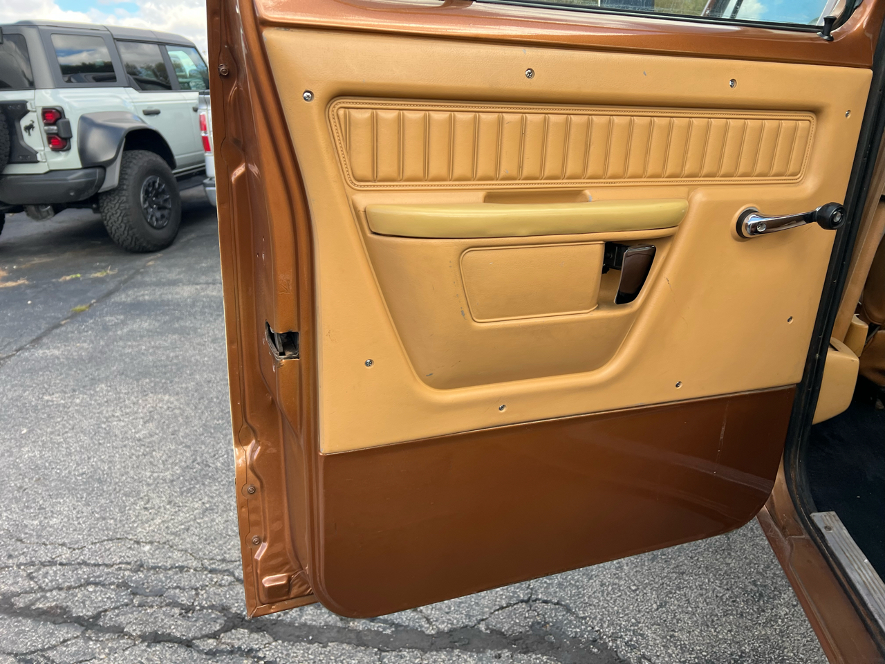 Dodge Pickup W-350 Sweptline Crew Cab 149 1985