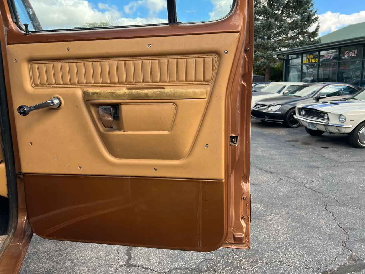 Dodge Pickup W-350 Sweptline Crew Cab 149 1985