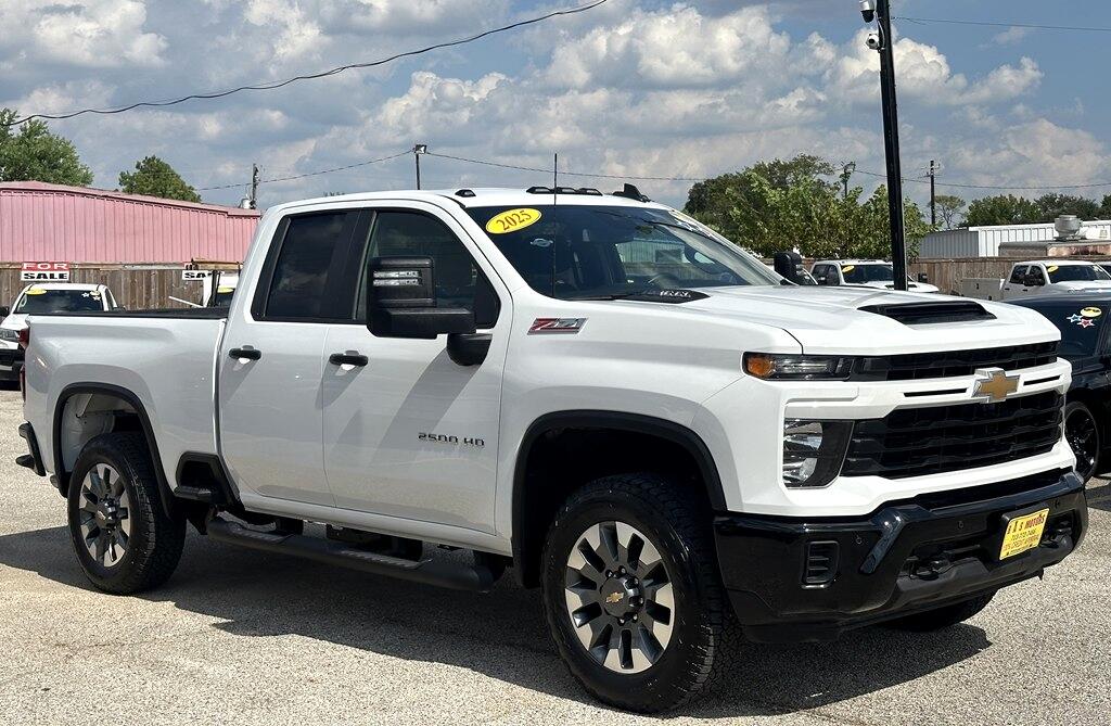 2025 Chevrolet Silverado 2500HD Custom photo 3