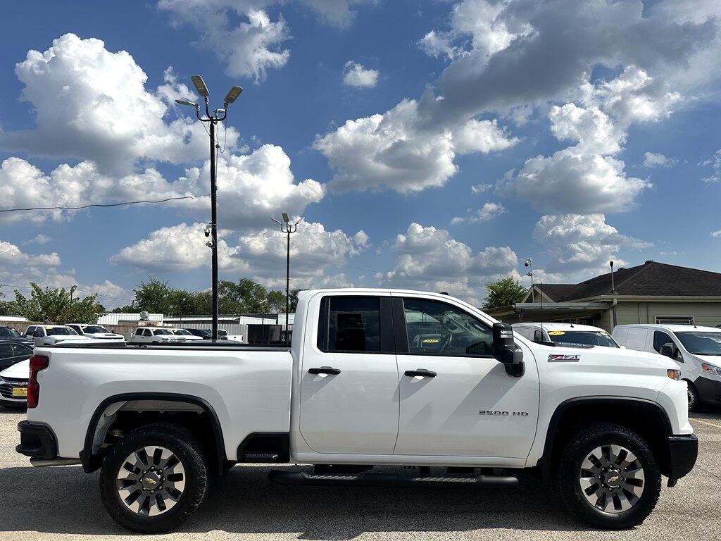 2025 Chevrolet Silverado 2500HD Custom photo 4