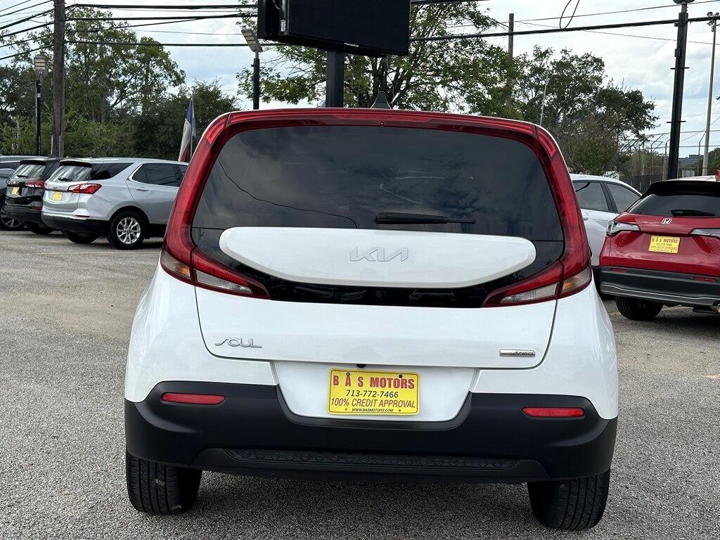 2022 Kia Soul EX photo 2