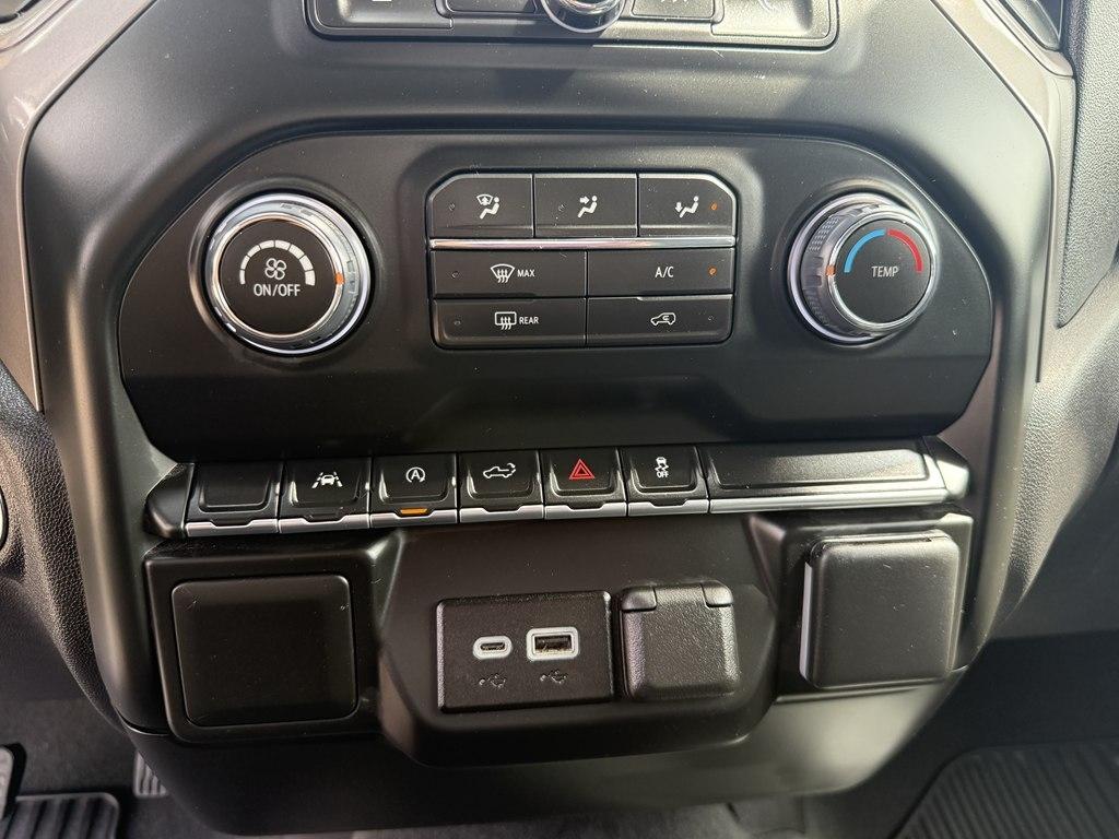 Chevrolet Silverado 1500 Custom Crew Cab 4WD 2026