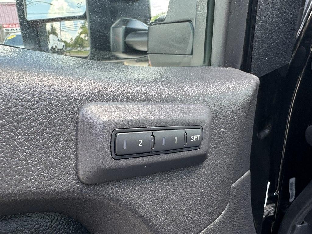 Nissan Titan XD SL Crew Cab 4WD 2023