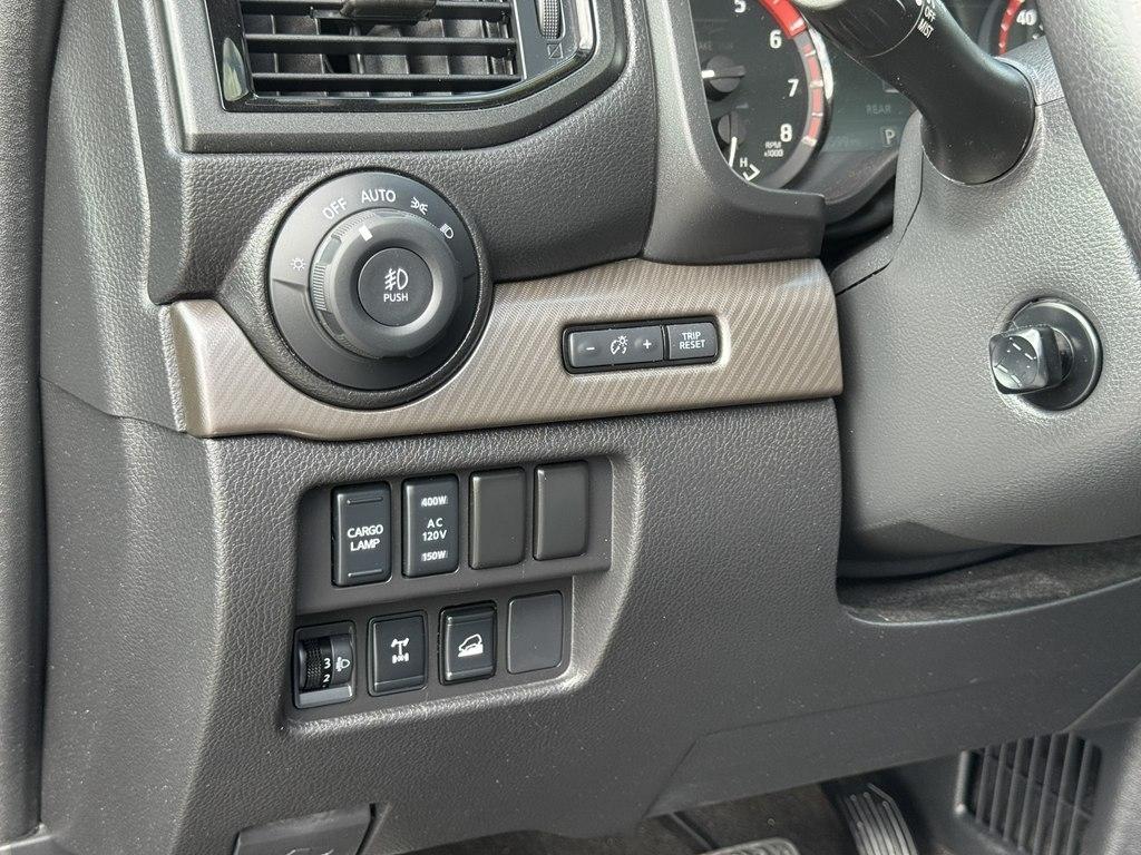 Nissan Titan XD SL Crew Cab 4WD 2023
