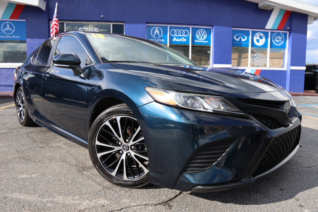 2018 Toyota Camry XLE photo 2