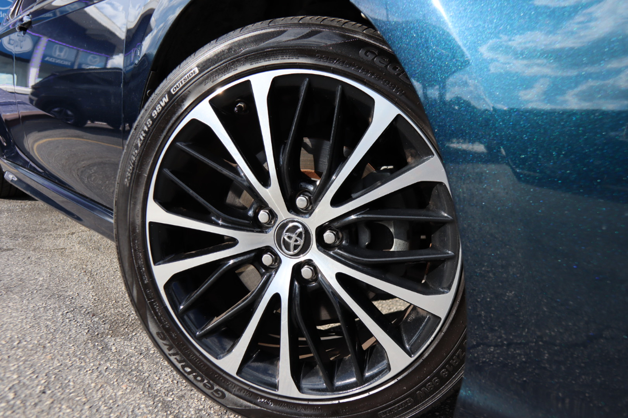 2018 Toyota Camry XLE photo 3