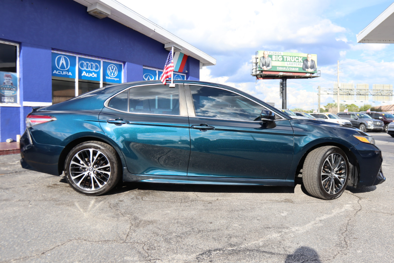 2018 Toyota Camry XLE photo 5