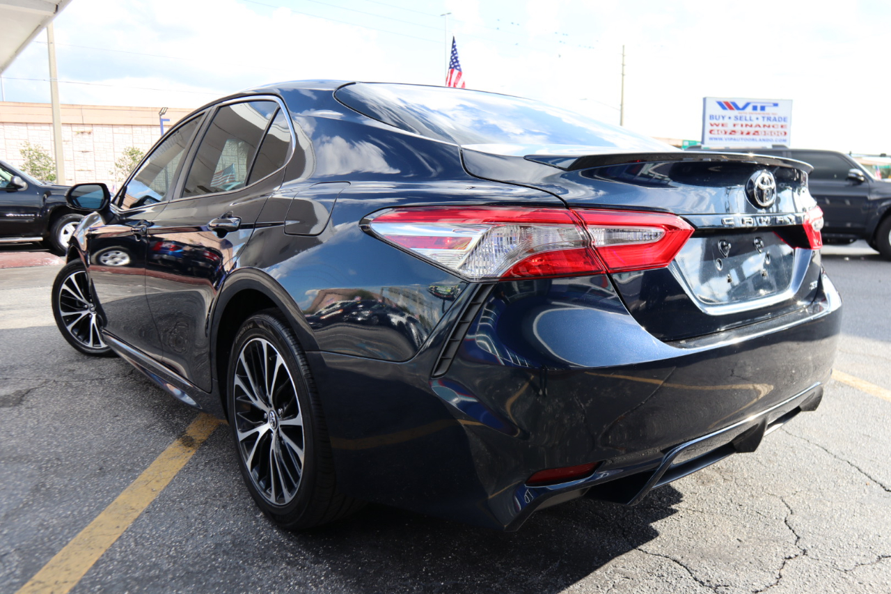 2018 Toyota Camry XLE photo 8