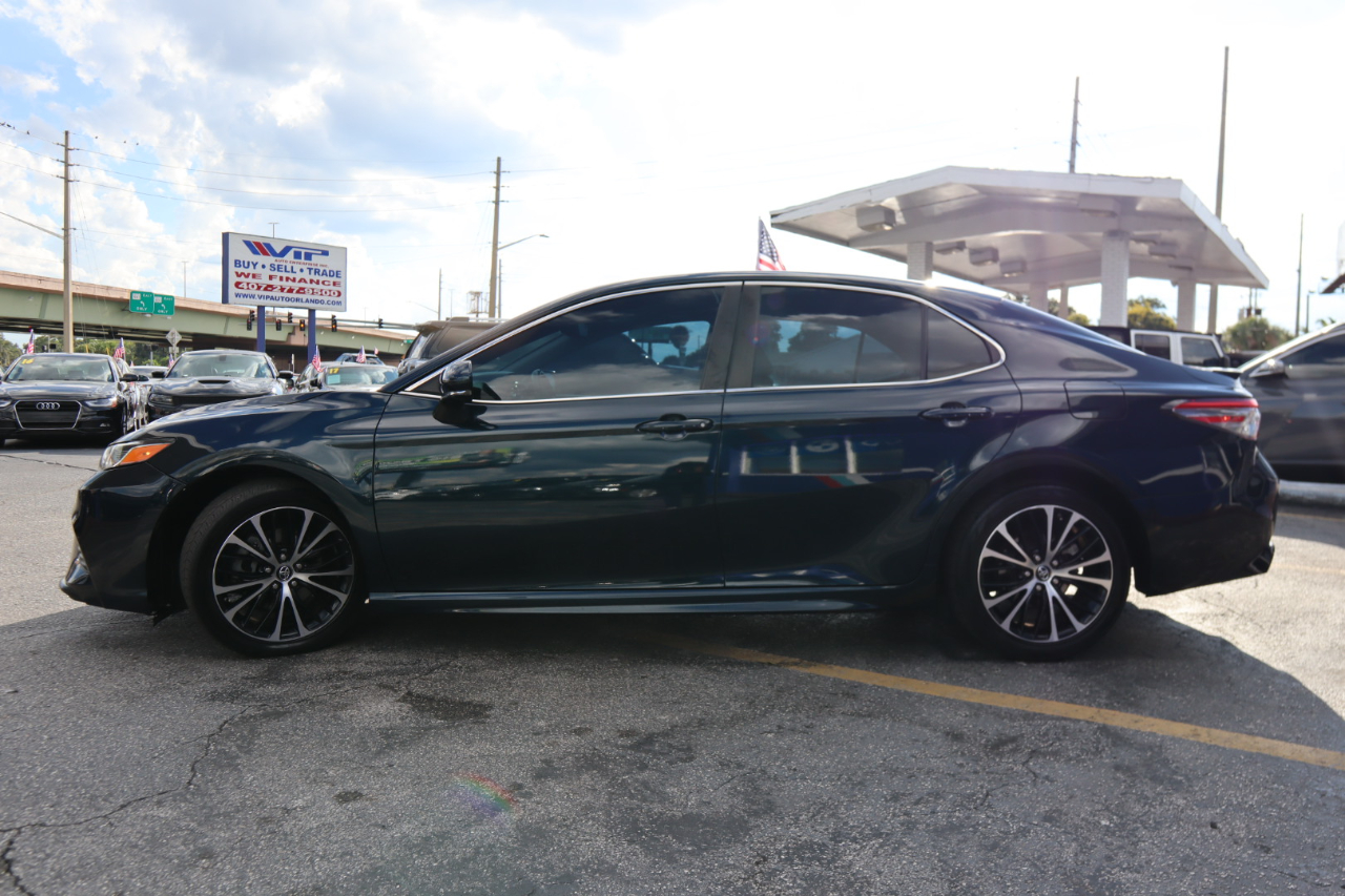 2018 Toyota Camry XLE photo 9