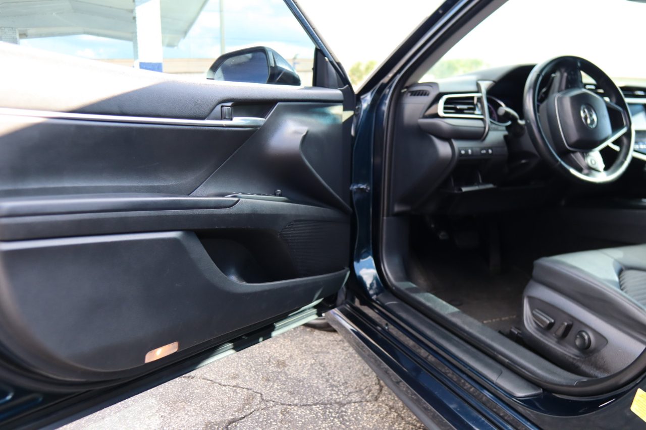 2018 Toyota Camry XLE photo 11