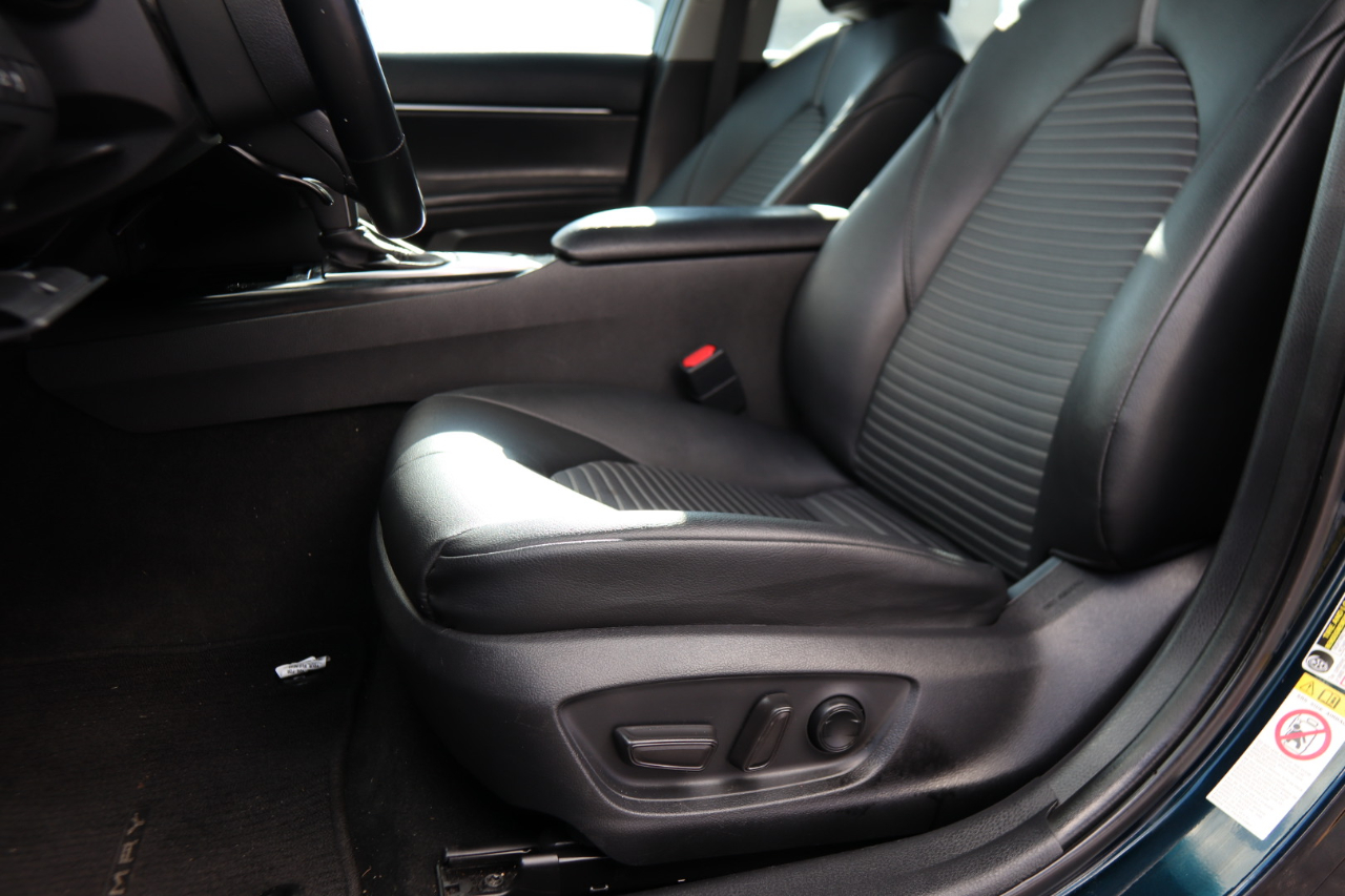 2018 Toyota Camry XLE photo 12
