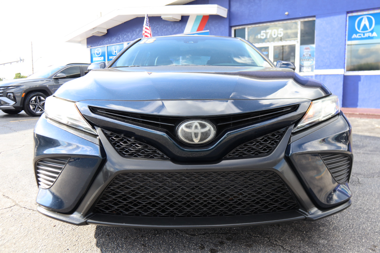 2018 Toyota Camry XLE photo 17