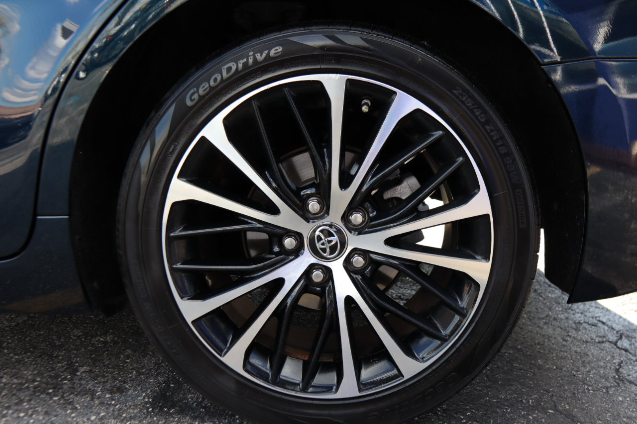 2018 Toyota Camry XLE photo 19