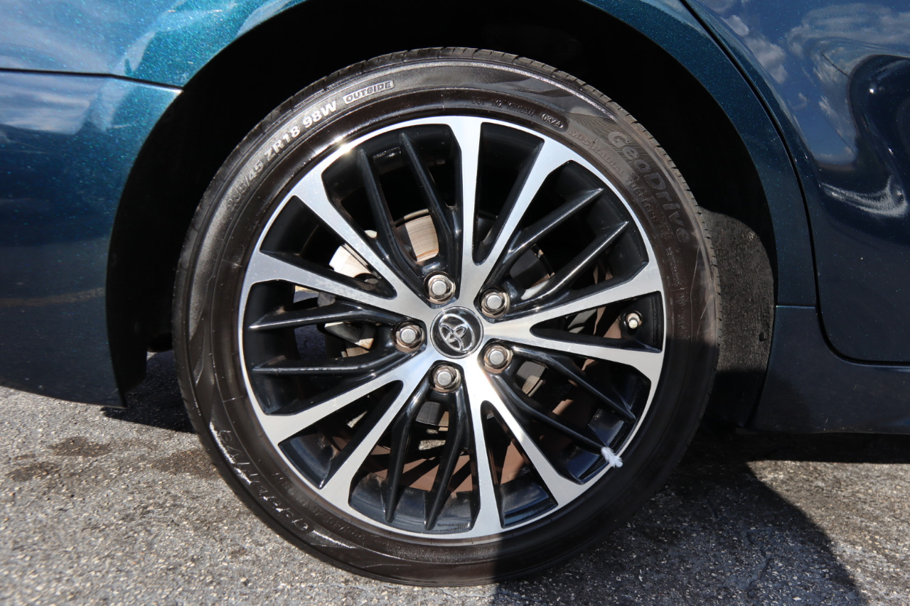 2018 Toyota Camry XLE photo 20