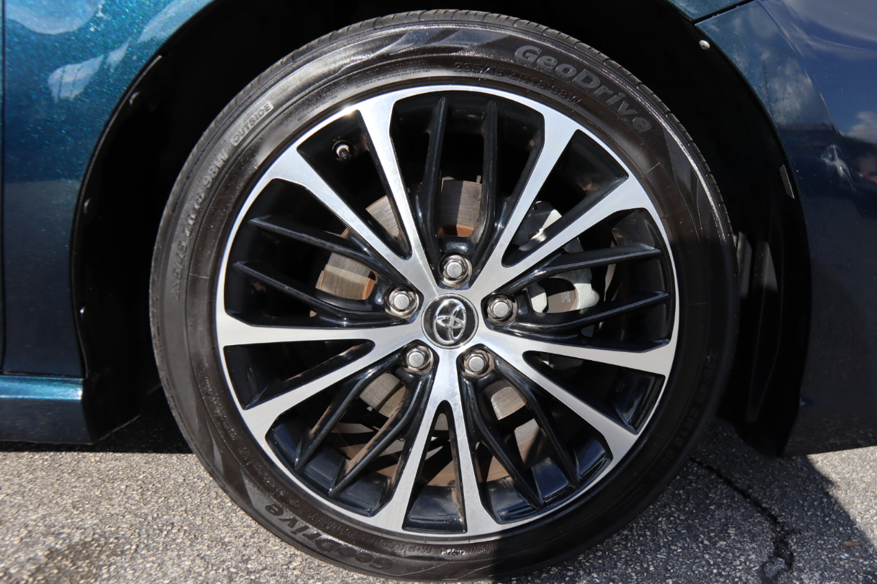 2018 Toyota Camry XLE photo 21