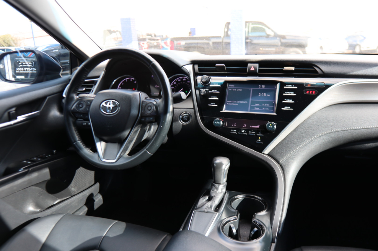 2018 Toyota Camry XLE photo 32