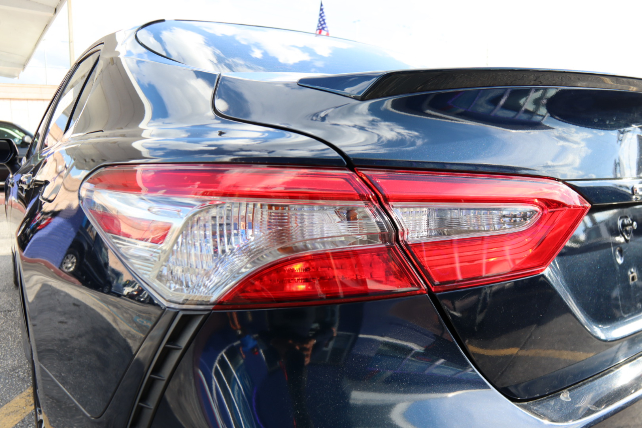 2018 Toyota Camry XLE photo 33