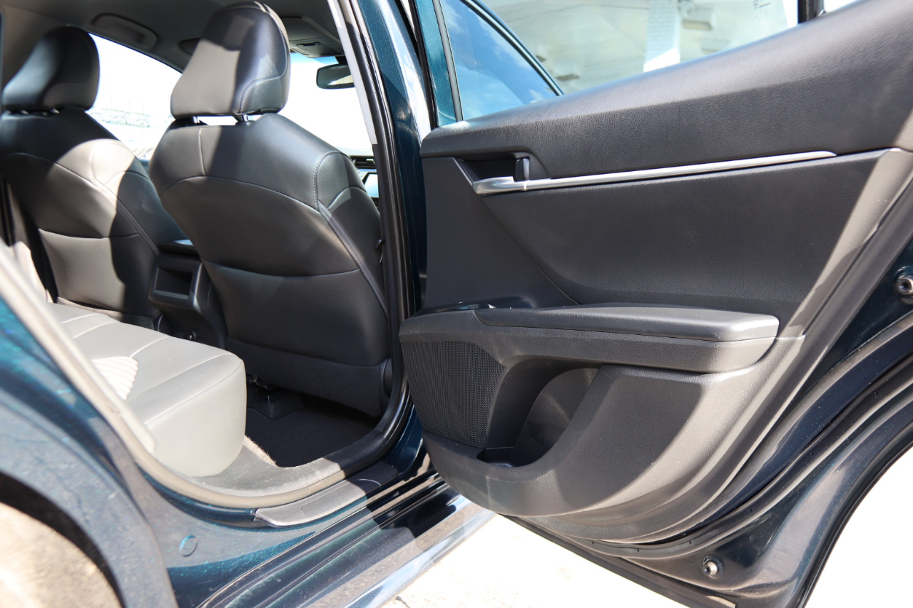 2018 Toyota Camry XLE photo 35