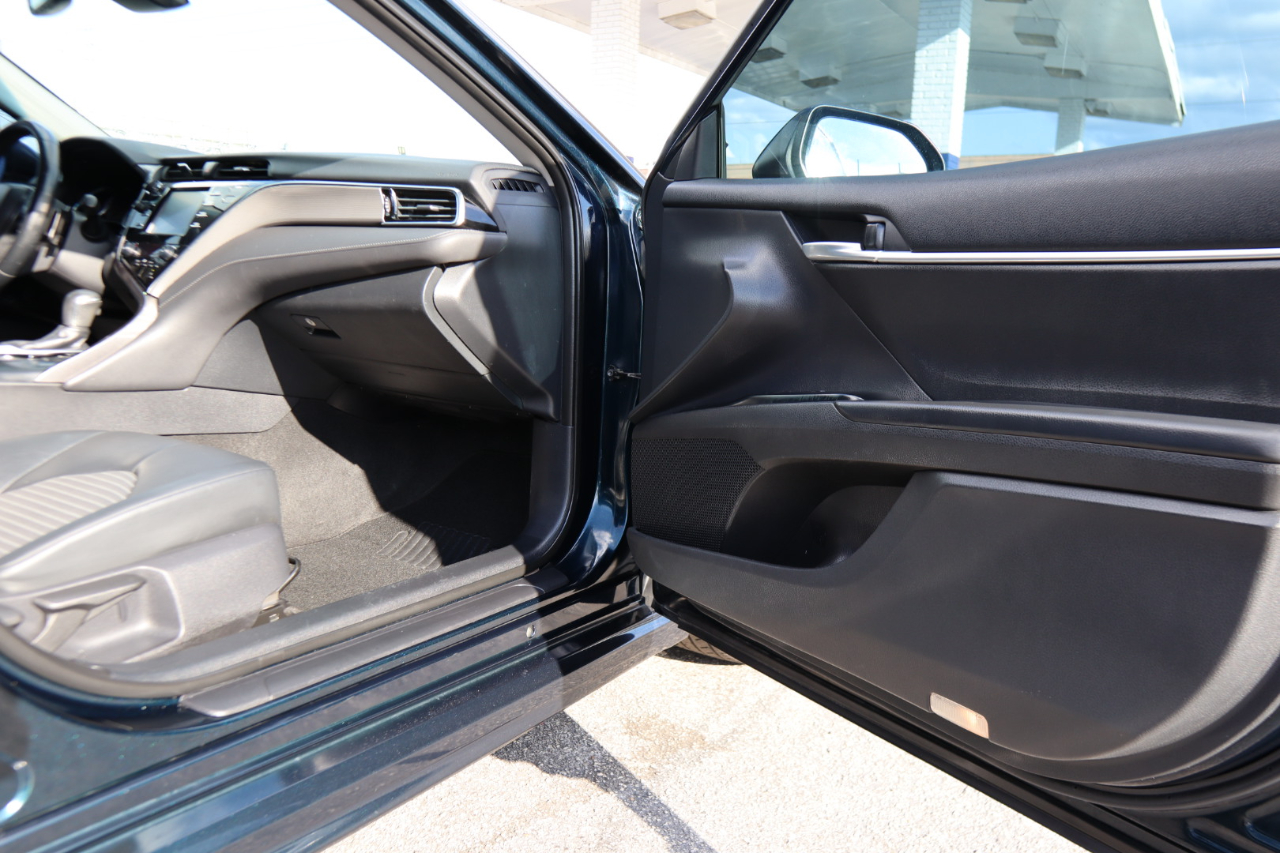 2018 Toyota Camry XLE photo 38