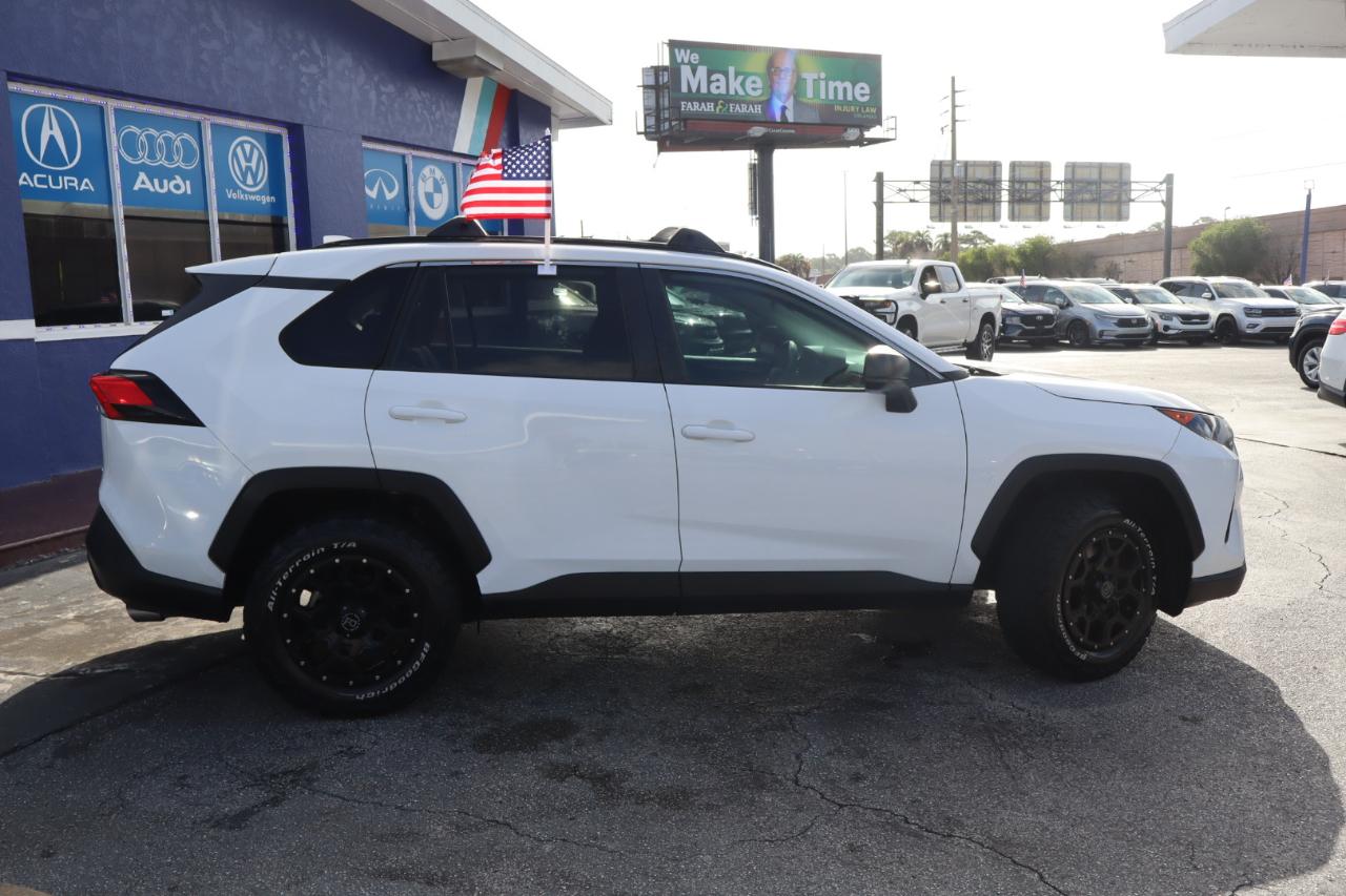 Toyota RAV4 LE AWD (Natl) 2020