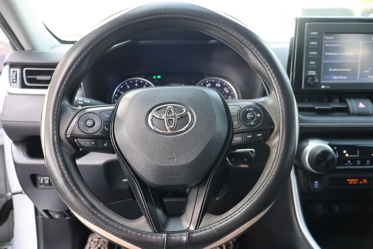 Toyota RAV4 LE AWD (Natl) 2020