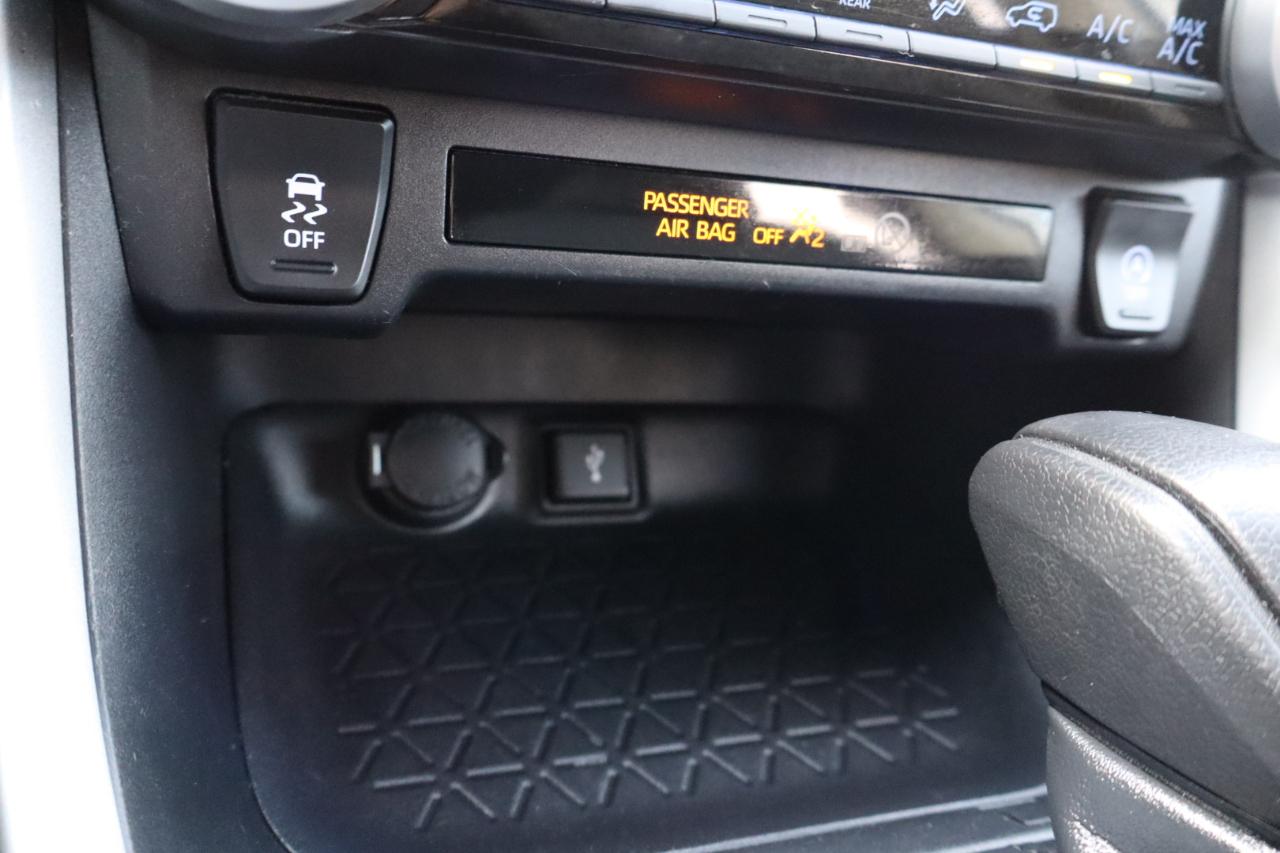 Toyota RAV4 LE AWD (Natl) 2020