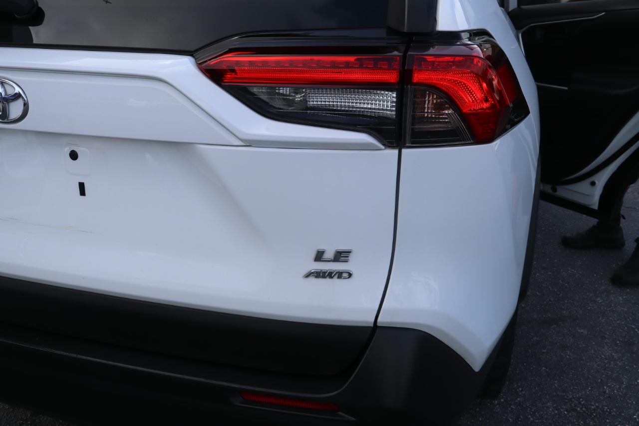 Toyota RAV4 LE AWD (Natl) 2020