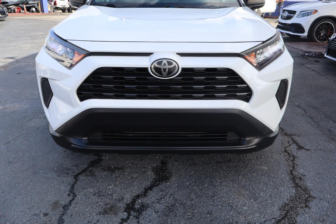 Toyota RAV4 LE AWD (Natl) 2020