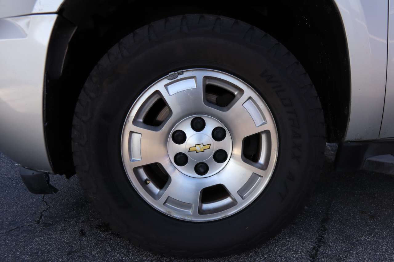 Chevrolet Suburban 2WD 4dr 1500 LT 2010 Chevrolet Suburban 2WD 4dr 1500 LT 2010