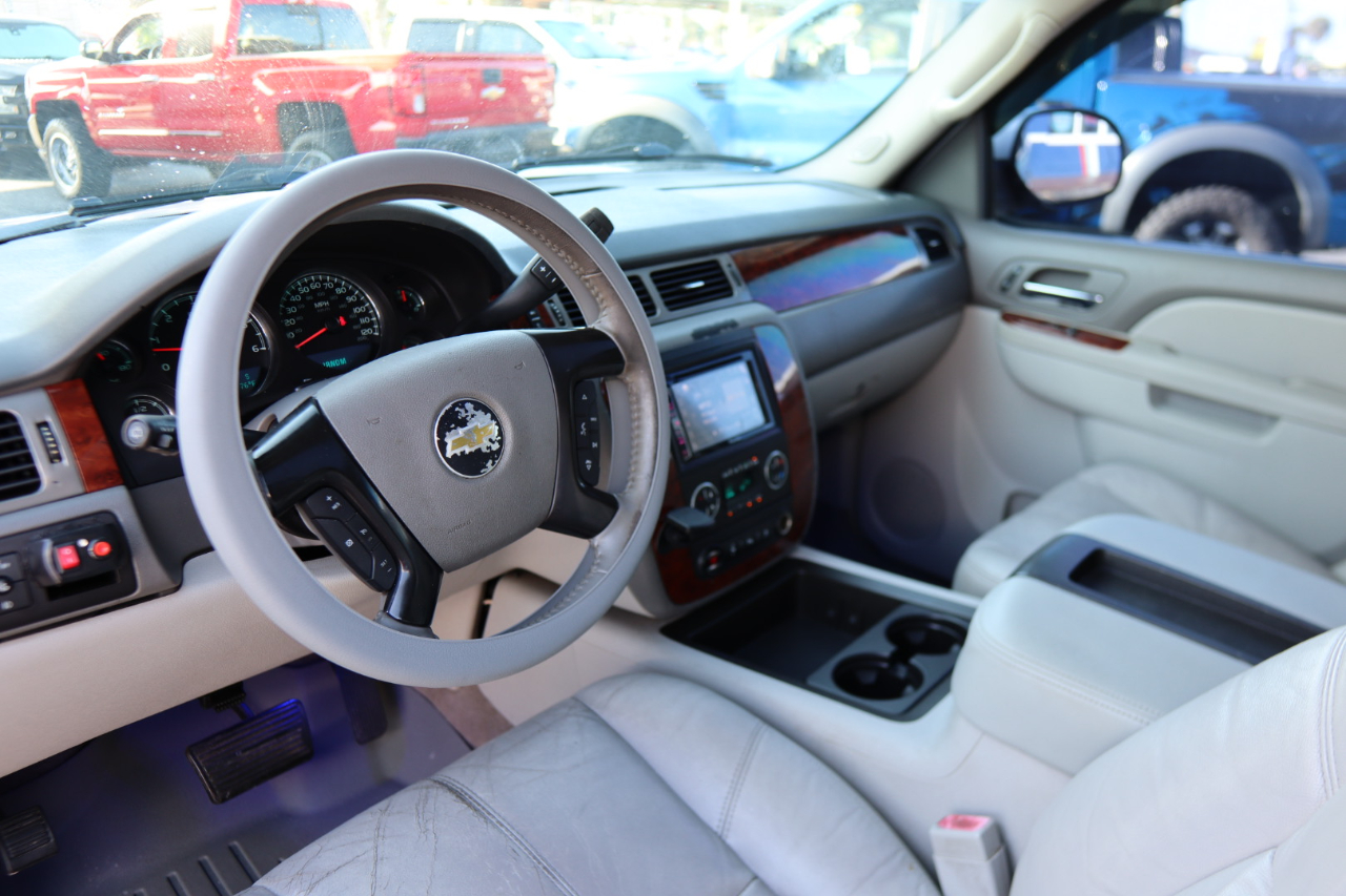 Chevrolet Suburban 2WD 4dr 1500 LT 2010 Chevrolet Suburban 2WD 4dr 1500 LT 2010