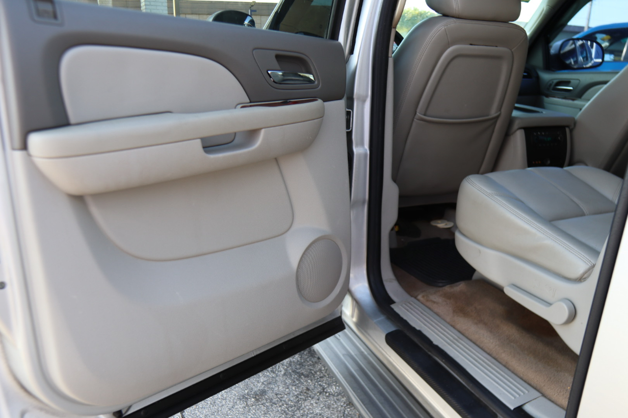 Chevrolet Suburban 2WD 4dr 1500 LT 2010 Chevrolet Suburban 2WD 4dr 1500 LT 2010