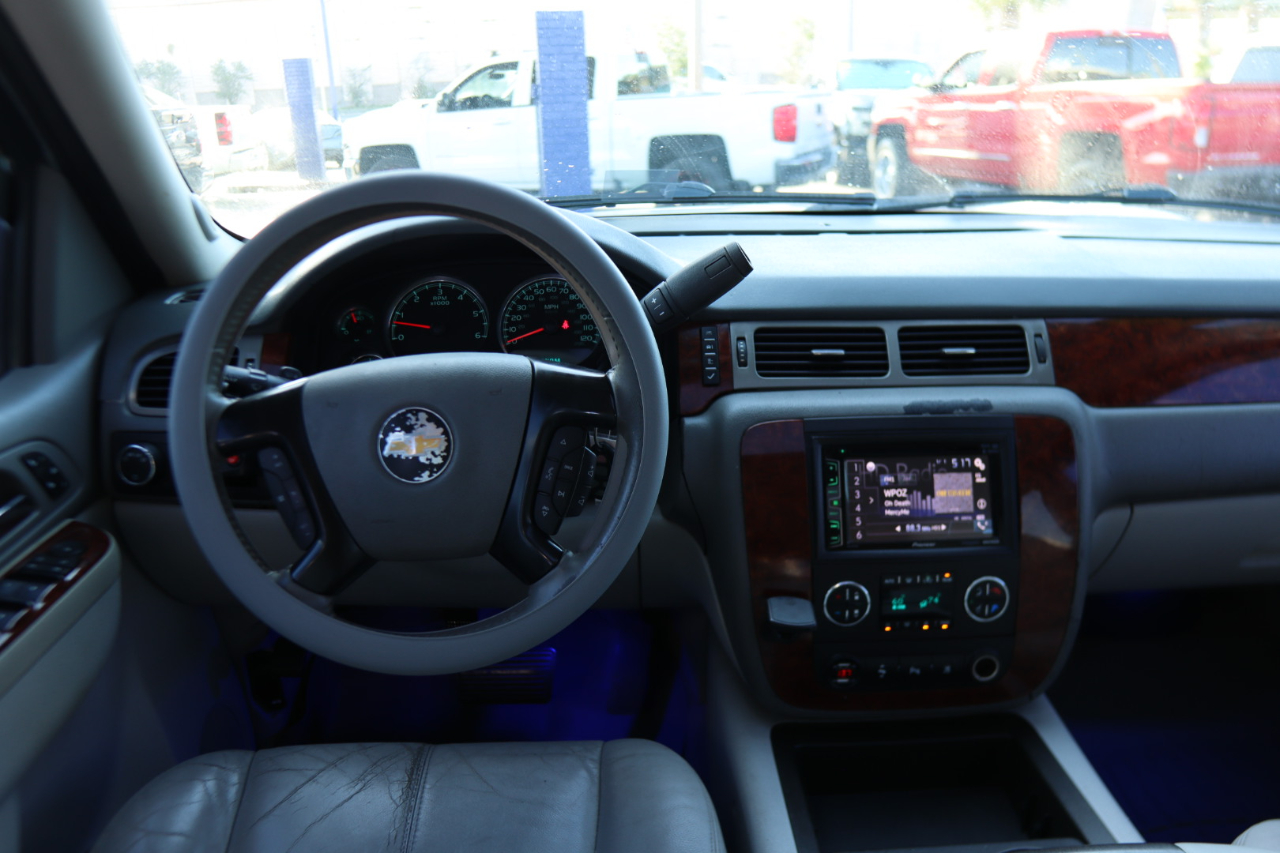 Chevrolet Suburban 2WD 4dr 1500 LT 2010 Chevrolet Suburban 2WD 4dr 1500 LT 2010