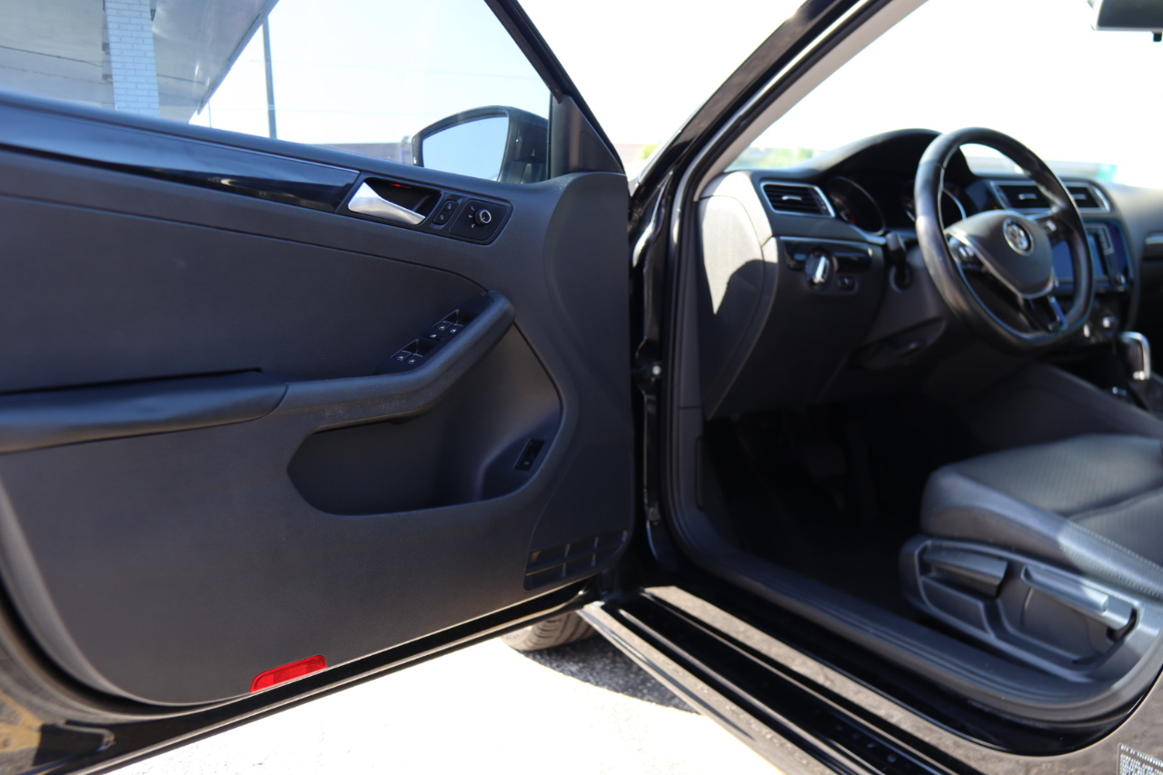 Volkswagen Jetta Sedan 4dr Auto 1.8T SEL 2016 Volkswagen Jetta Sedan 4dr Auto 1.8T SEL 2016