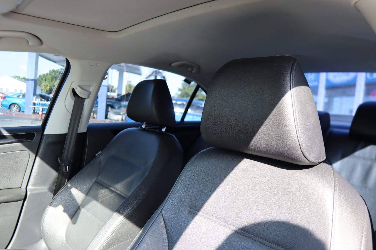 Volkswagen Jetta Sedan 4dr Auto 1.8T SEL 2016 Volkswagen Jetta Sedan 4dr Auto 1.8T SEL 2016