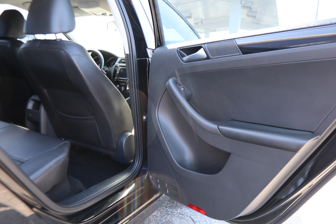 Volkswagen Jetta Sedan 4dr Auto 1.8T SEL 2016 Volkswagen Jetta Sedan 4dr Auto 1.8T SEL 2016