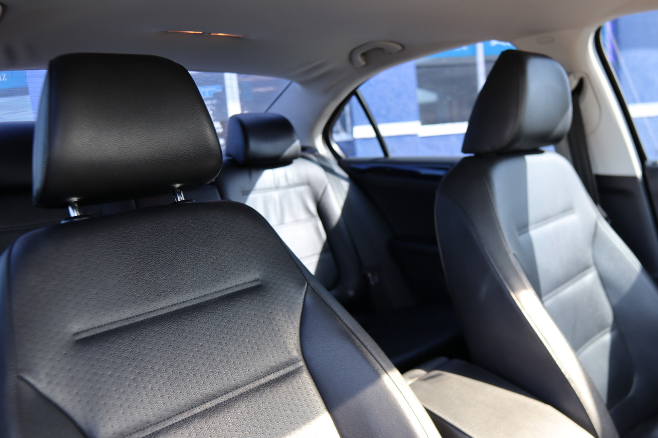 Volkswagen Jetta Sedan 4dr Auto 1.8T SEL 2016 Volkswagen Jetta Sedan 4dr Auto 1.8T SEL 2016