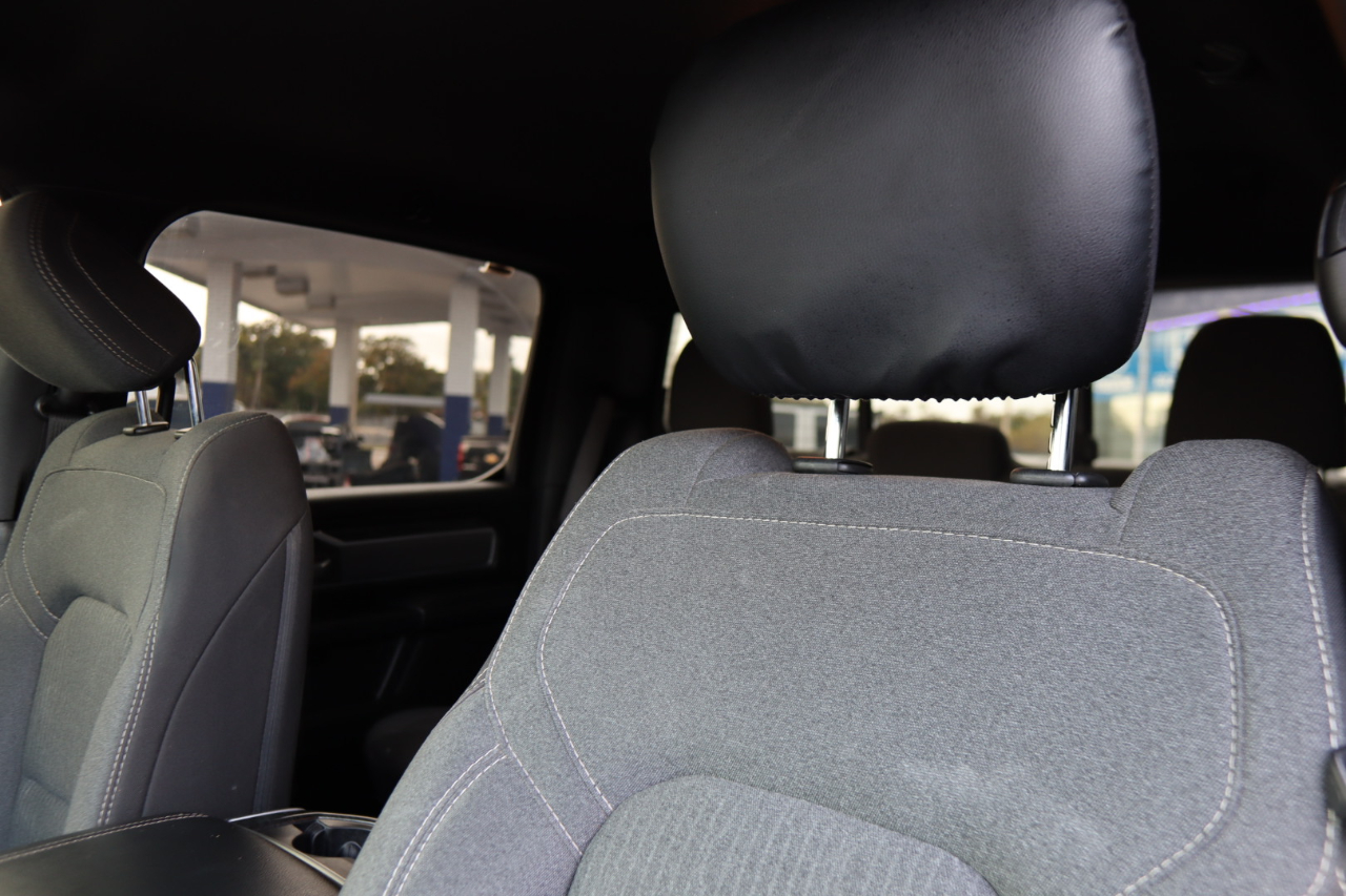 RAM 1500 Big Horn 4x4 Crew Cab 5'7" Box 2020