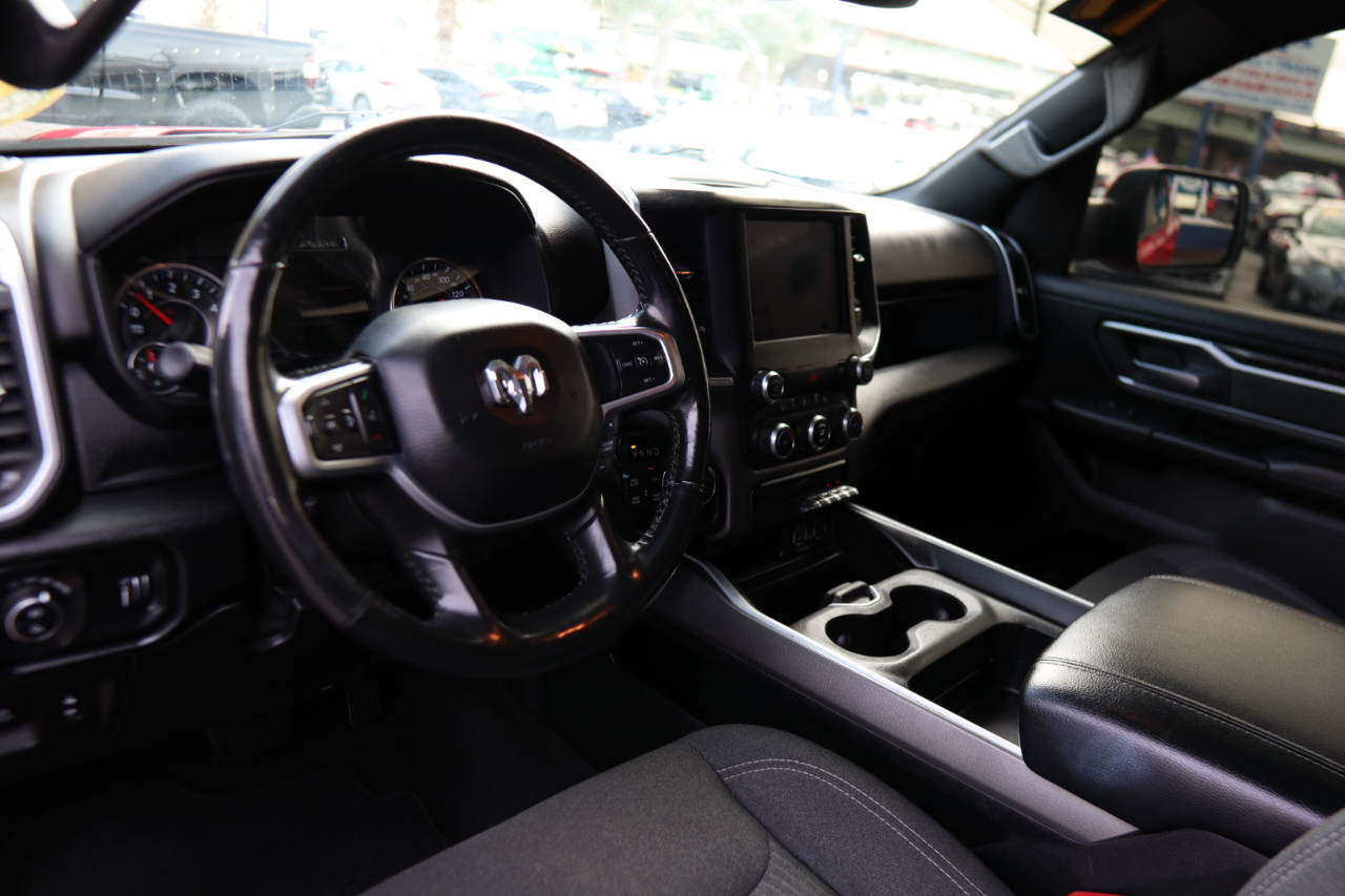 RAM 1500 Big Horn 4x4 Crew Cab 5'7" Box 2020