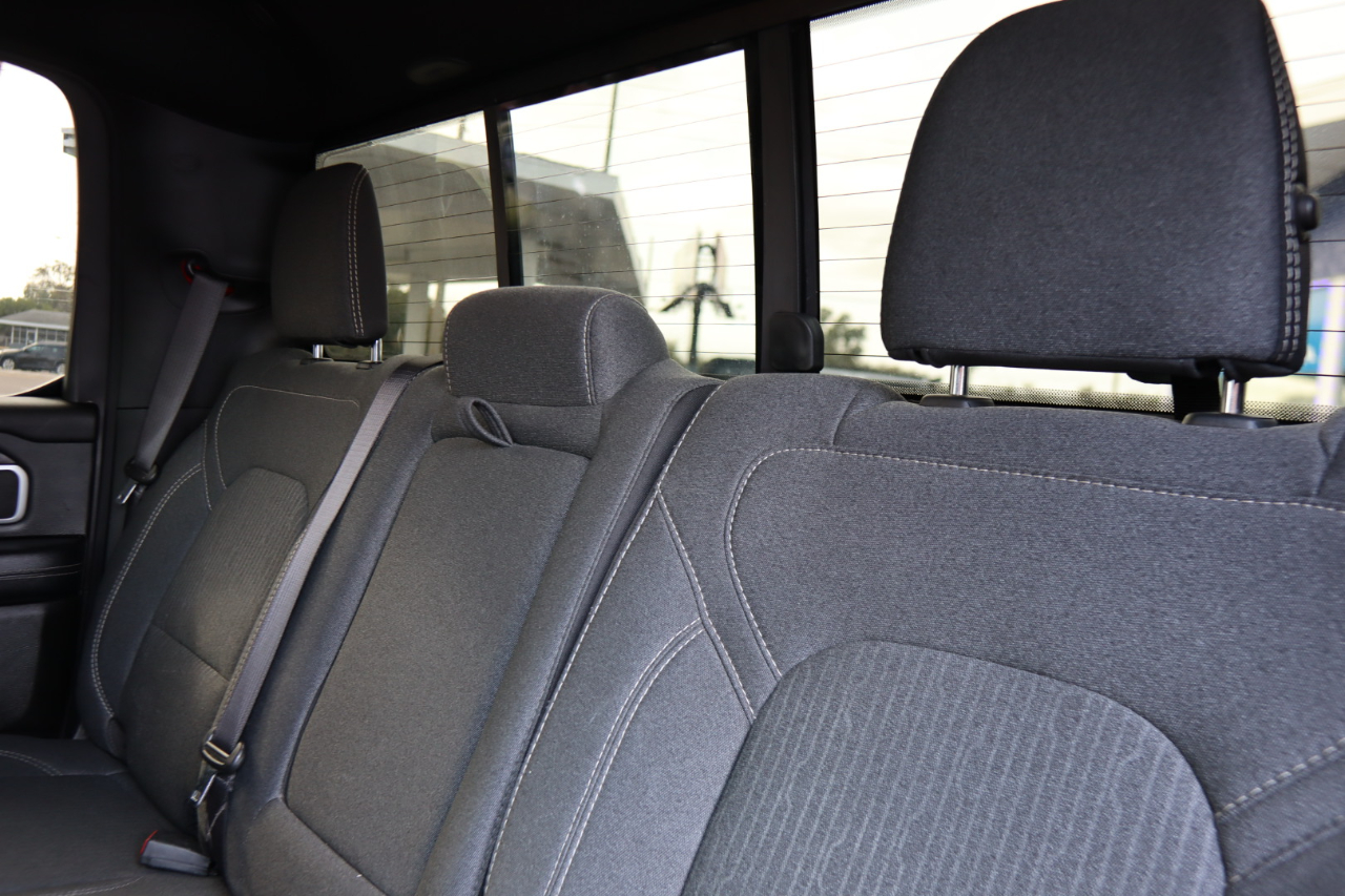 RAM 1500 Big Horn 4x4 Crew Cab 5'7" Box 2020