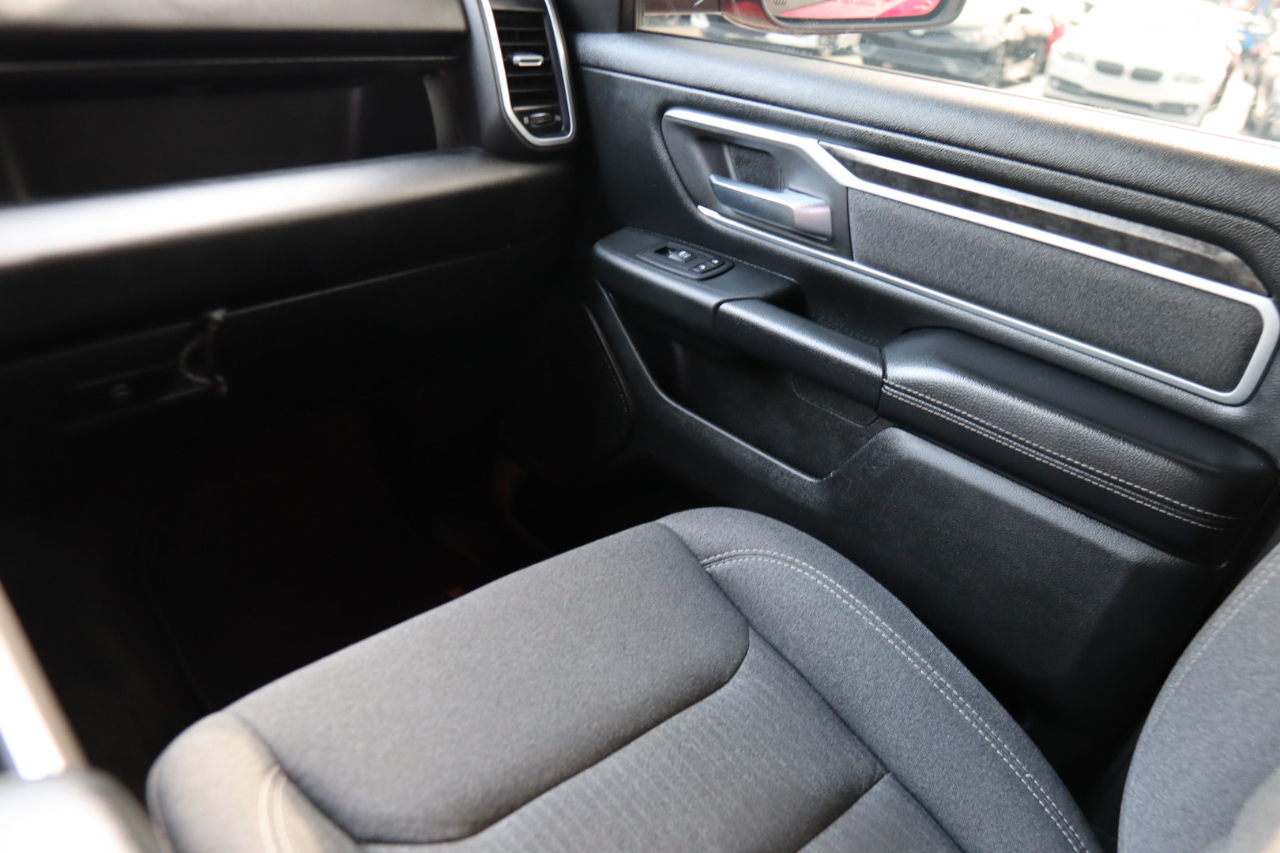 RAM 1500 Big Horn 4x4 Crew Cab 5'7" Box 2020